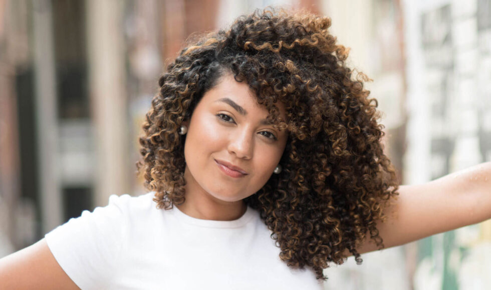 Entretien cheveux curly : votre routine capillaire pour bien définir